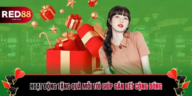 Hoạt động tặng quà mỗi tối giúp gắn kết cộng đồng